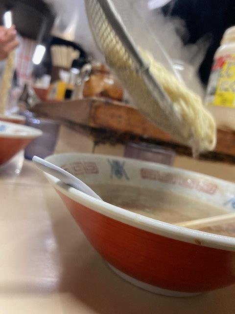 会社の人と締めのラーメンいっぱい.jpg